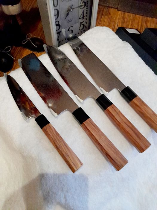Страхотни, нови ножове Дамаска  стомана,  с дрьжка от маслиново дьрво
