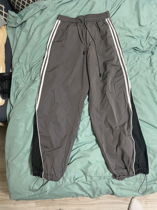 Штаны широкие.