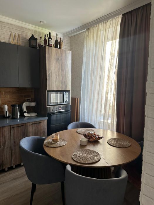 Круглый обеденный стол