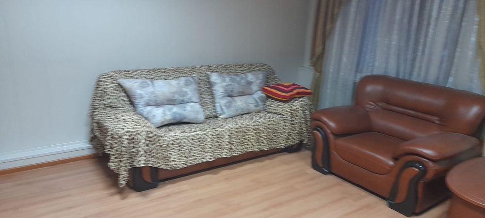 Диван с журнальным столиком