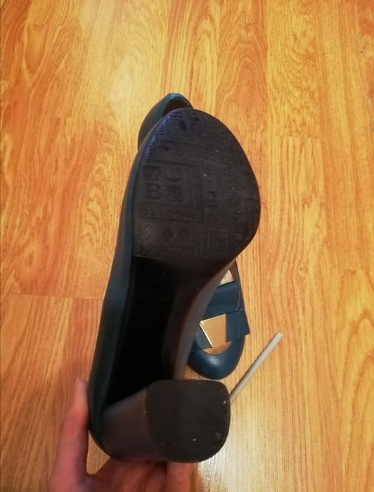 Продам туфли кожаные на каблуках фирмы Basсoni