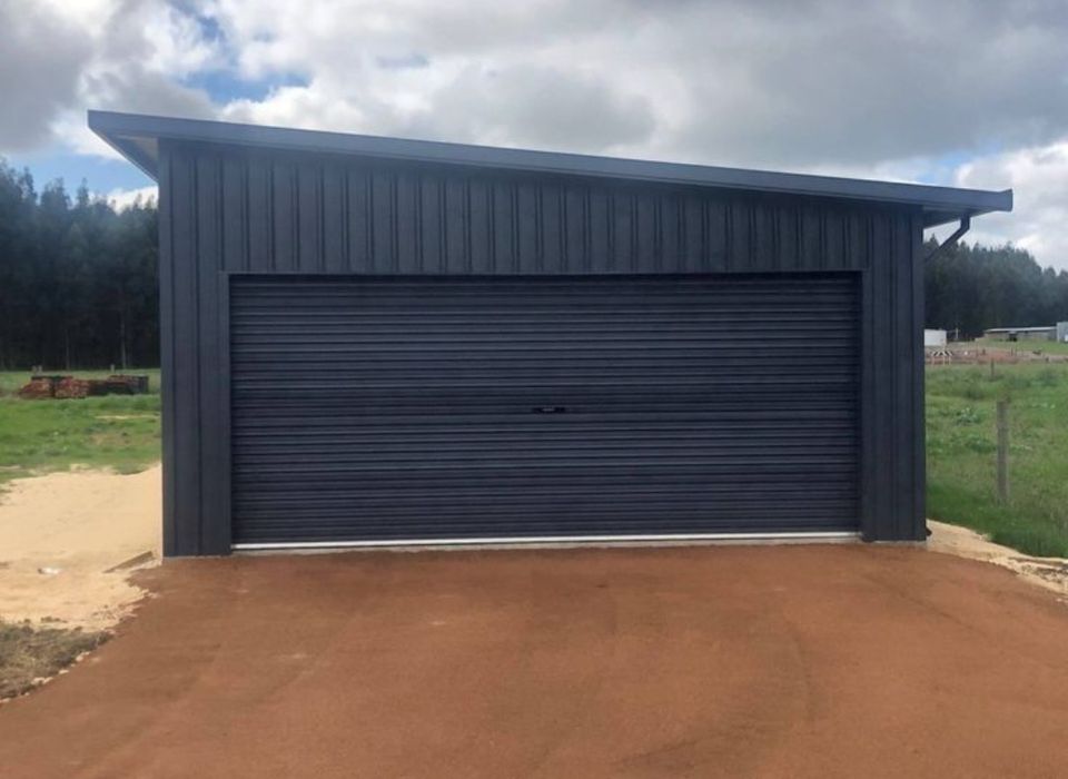 Vând garaje auto pe structura metalica din panouri