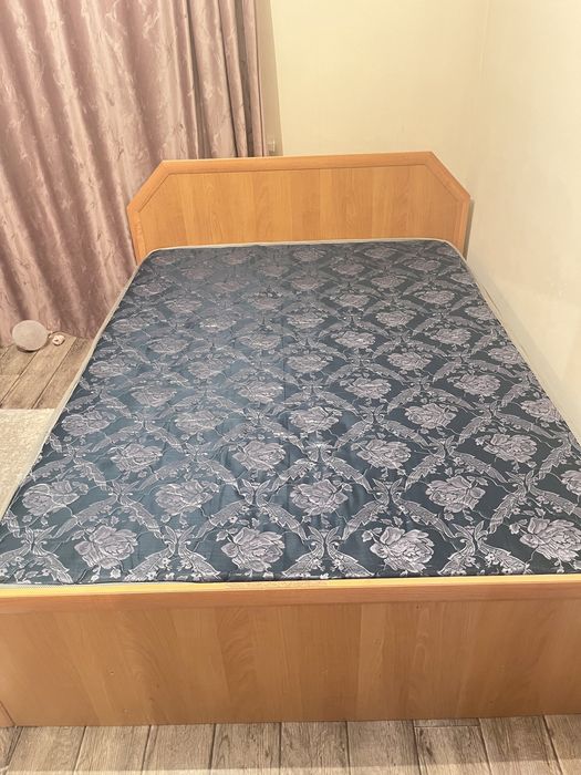 кровать с матрасом