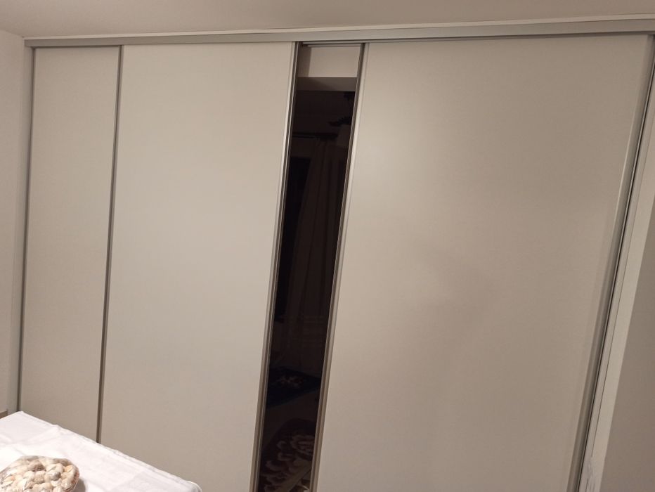 Uși glisante cu sistem amortizare