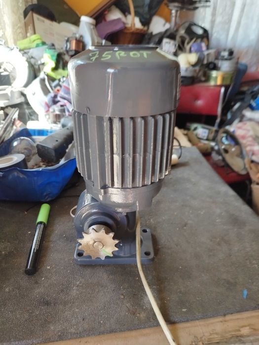 Reductor cu motor electric 75 rpm