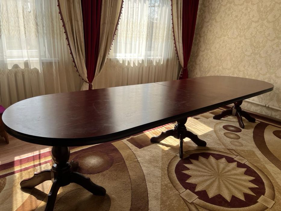 Продаётся красивый и  качественный стол