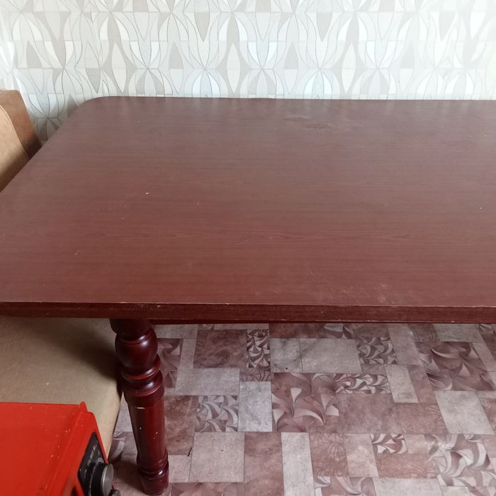 Стол кухонный срочно