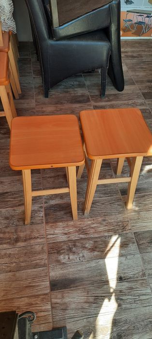 Scaune cu spătar piele ecologică și tabureți
