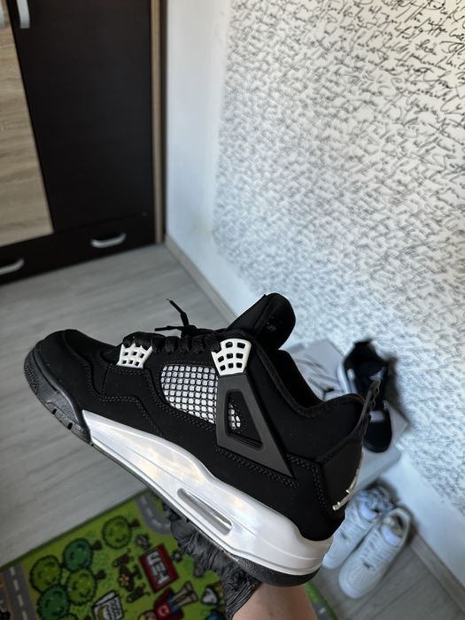 Jordan 4 white thunder