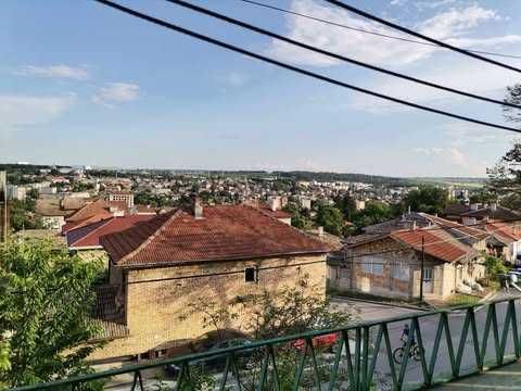 Продава се самостоятелно двуетажно жилище в масивна къща в гр. Попово