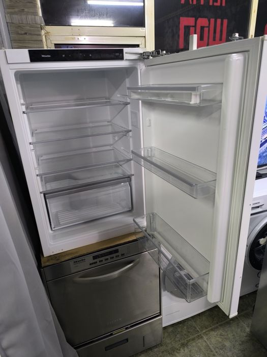 Хладилник Miele K7103D за вграждане.