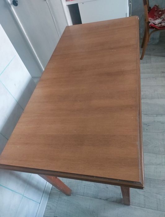 Стол кухонный, деревянный, крепкий.