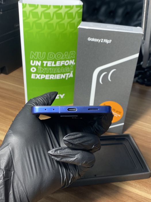 Samsung Galaxy Z Flip7 • 256 GB • Blue Shadow