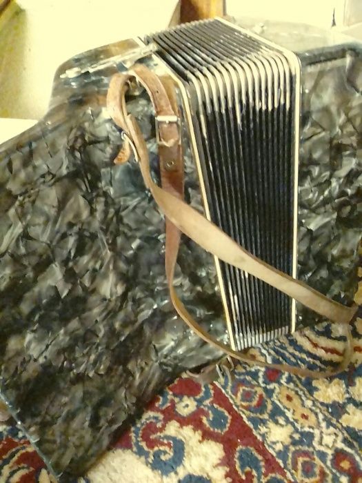 Акордеон Weltmeister + куфар 40 баса