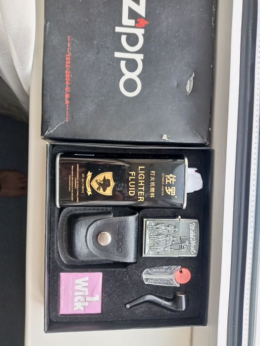 Продам zippo комплект.