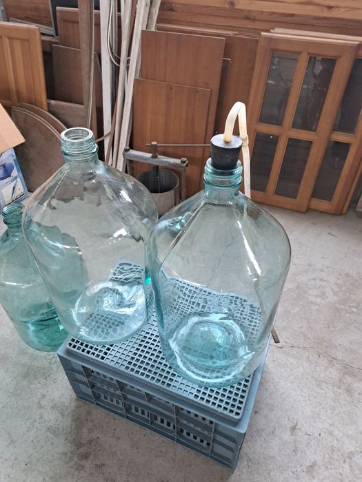 Продам бутыли 20 л.