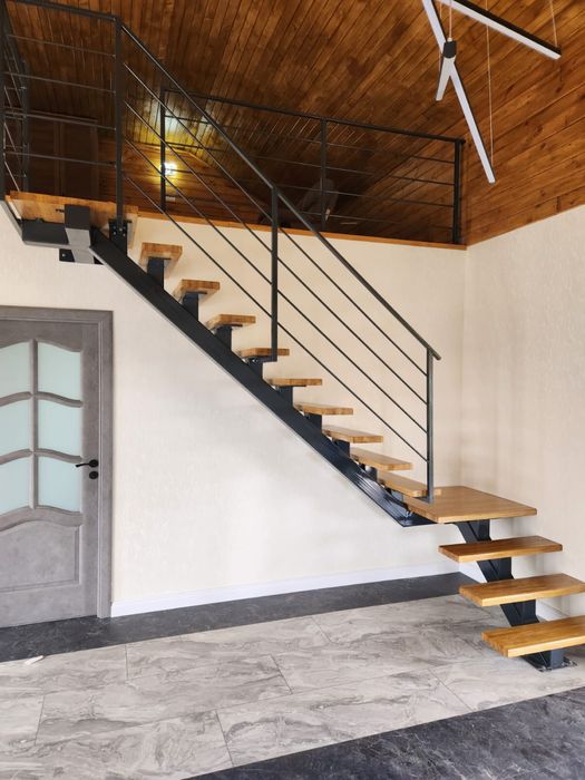 scari interioare cu trepte din lemn