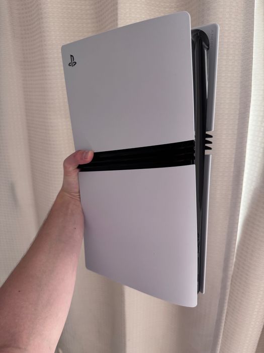 PlayStation 5 Pro 2TB + 2 контролера DualSense + зарядна станция.