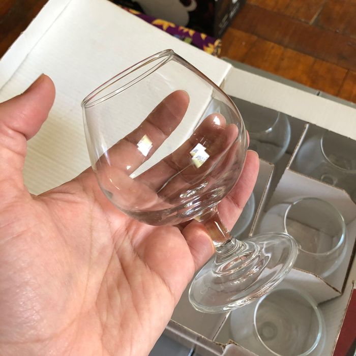 Много наборов посуды