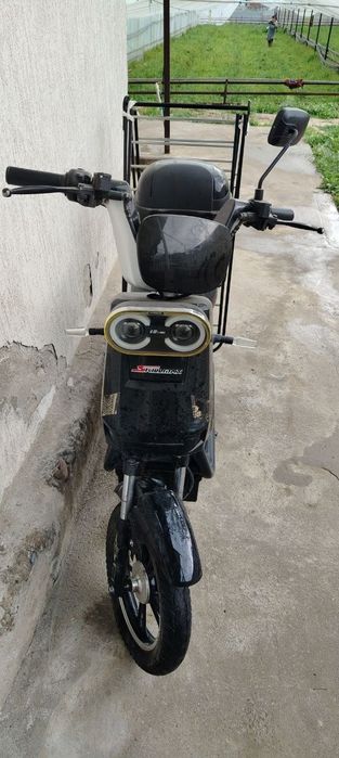 Sicill Max brendi tomonidan ishlab chqarilgan elektra skuter sotiladi