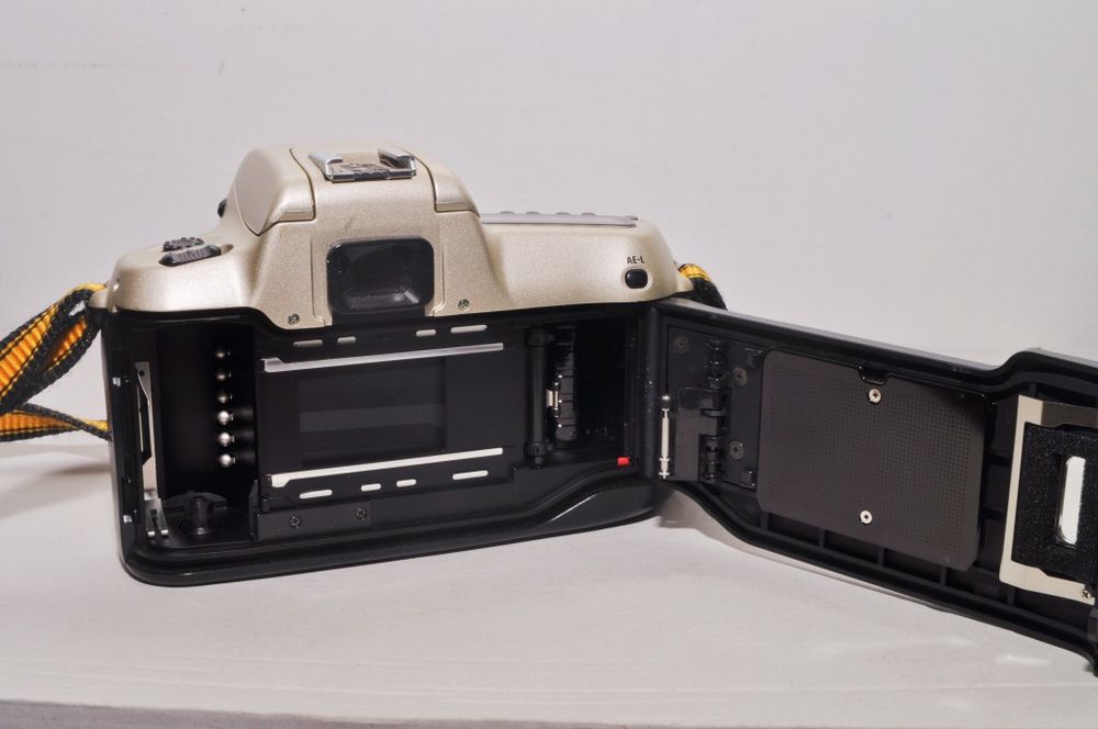 Nikon F 50 aparat foto pe film