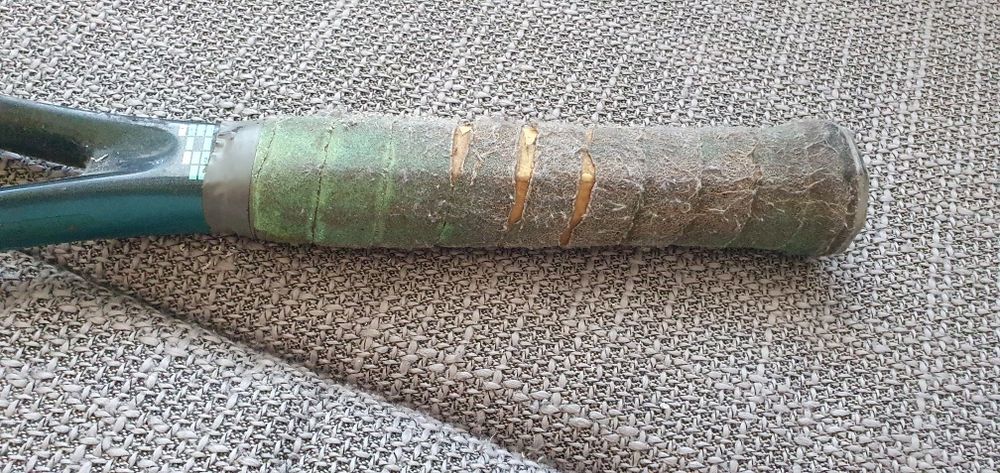 Три броя тенис ракети