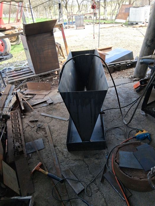 Hrănitori din metal pentru animale