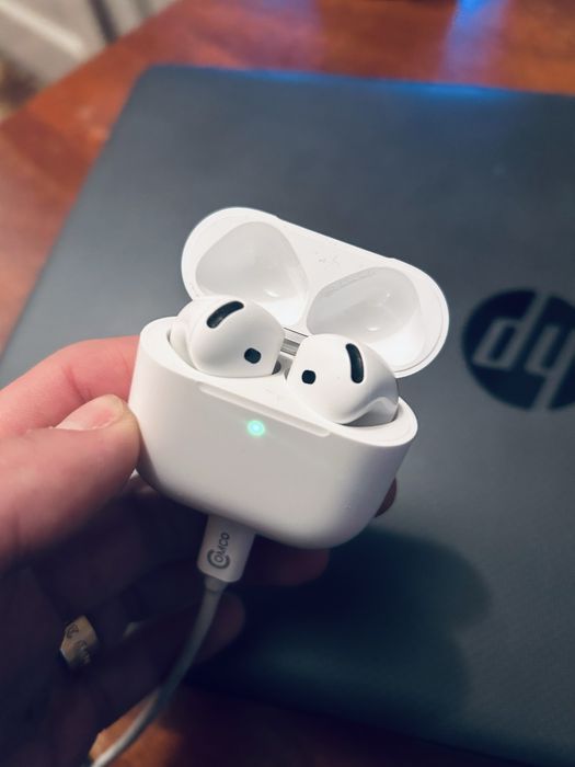 Airpods 4 noi cutie si incarcator