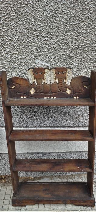 Етажерка с дърворезба