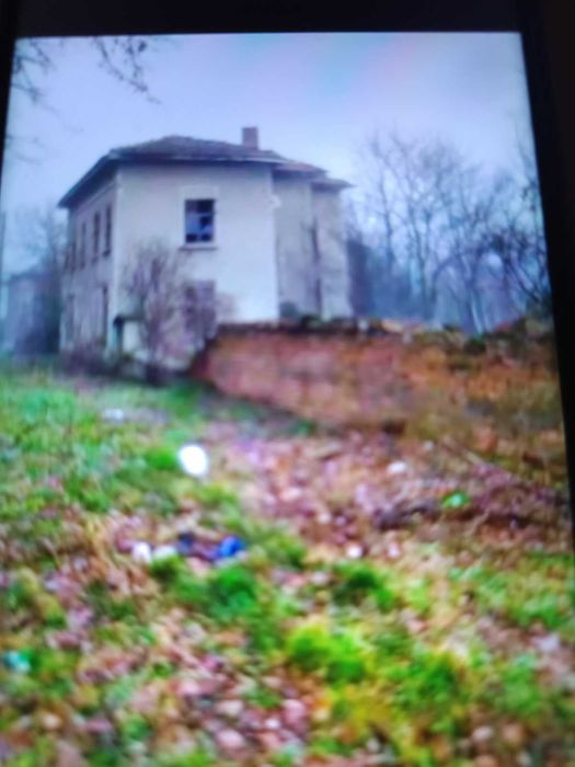 Продавам къща с двор