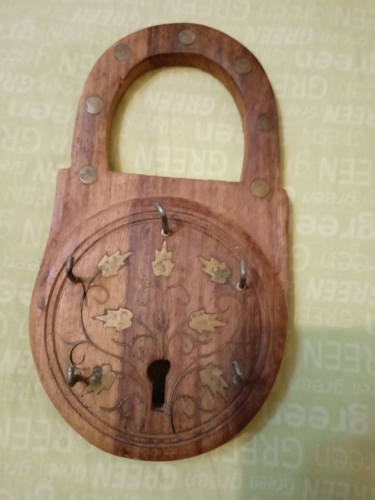 Металлические баночки - коробочки 6 штуки  и деревянный замок