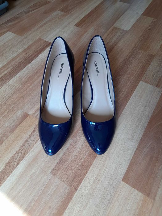 Тъмносини лачени обувки номер 39