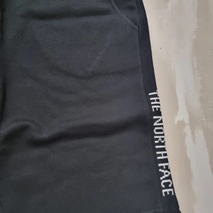 Pantaloni scurti The North Face 100% originali, marimea S