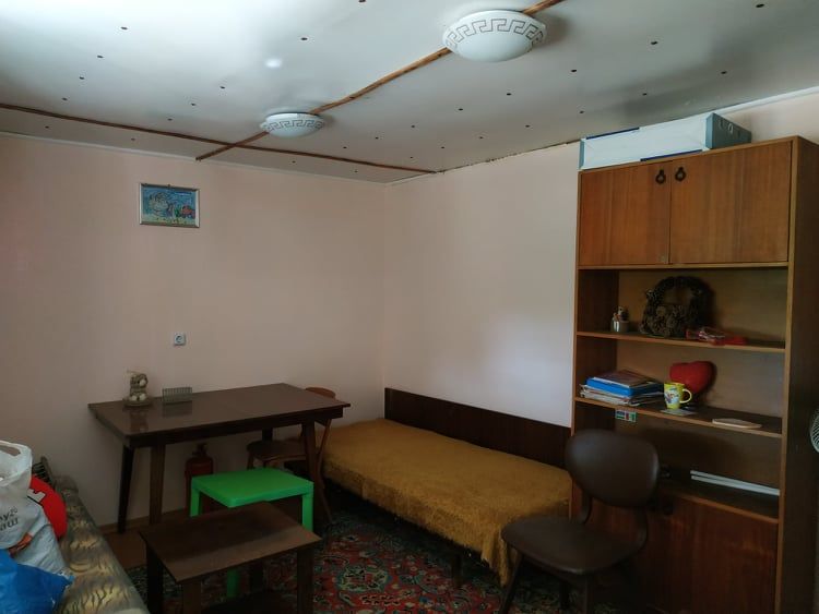 Дворно място с фургон