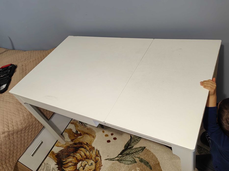 Дървена, бяла маса