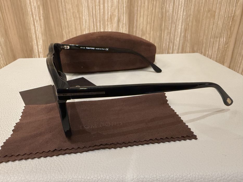 Чисто нови Tom Ford слънчеви очила с кутия и калъф