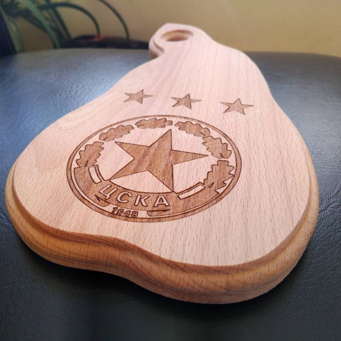 Ръчно изработена голяма дъска за сервиране на мезета с лого на ЦСКА