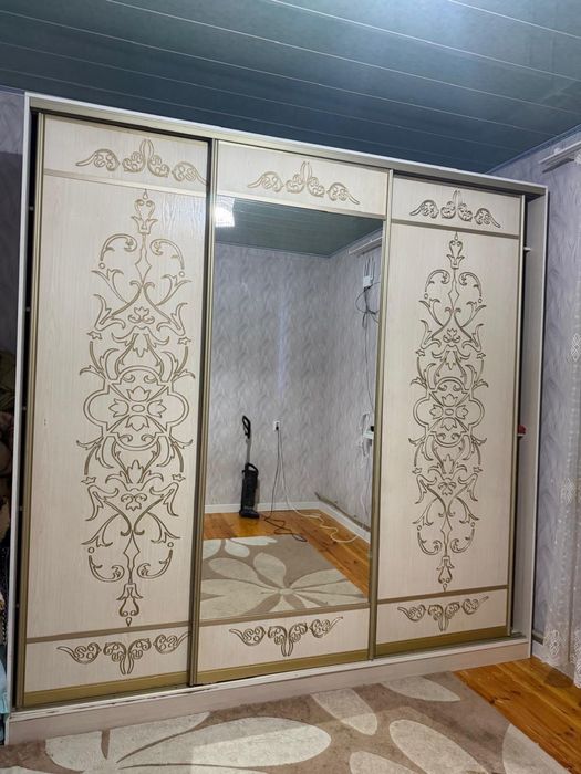 Большой шкаф продется