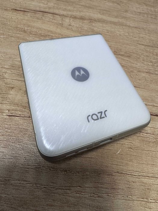 Motorola Razr 60, 8GB RAM, 256GB, PANTONE Lightest Sky impecabil