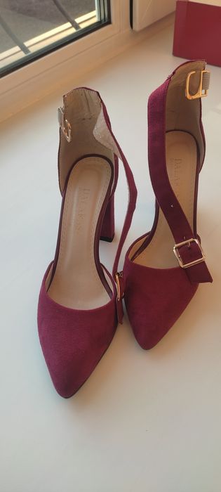 Бордовые босоножки
