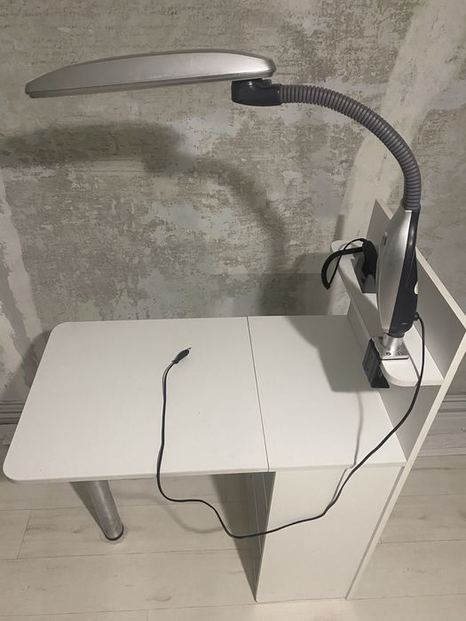 Продам маникюрный стол с лампой