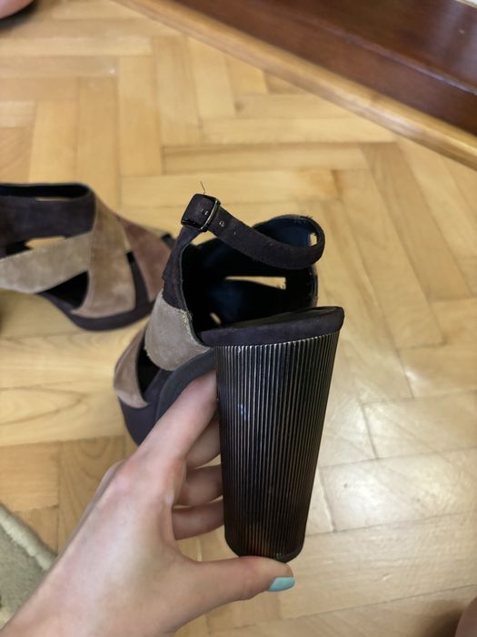 Sandale cu toc din piele intoarsa Geox