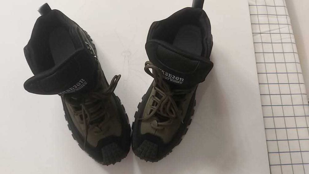 Стилни противоплъзгъщи обувки 44