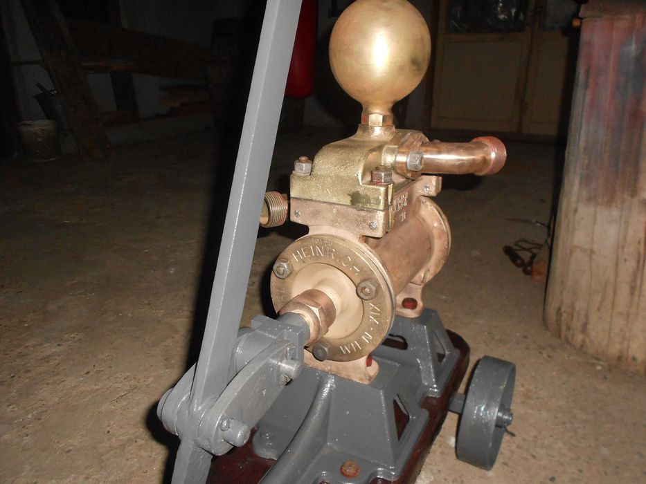 Pompa manuala de tras Vinul !