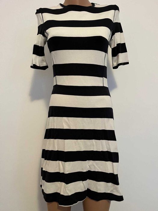 Rochie Tommy Hilfiger midi, în dungi alb-negru, mărime S-M