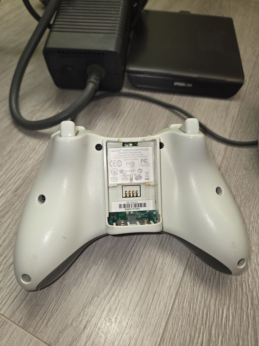 Xbox 360 + 2 controllere