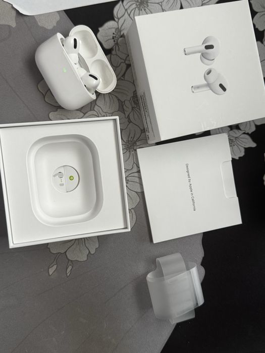 AirPods Pro (Wireless Charging Case)