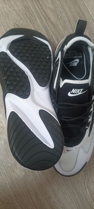 Продаеться мужские кроссовки