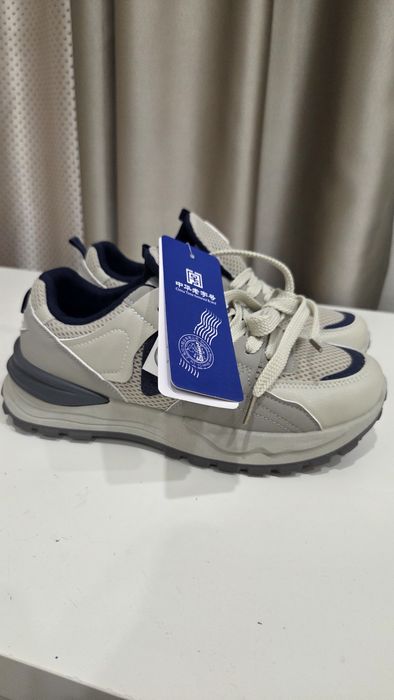 Новые кроссовки 38 размер