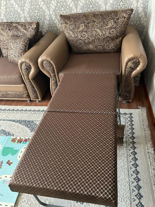 Диван мен кресло сатылады.